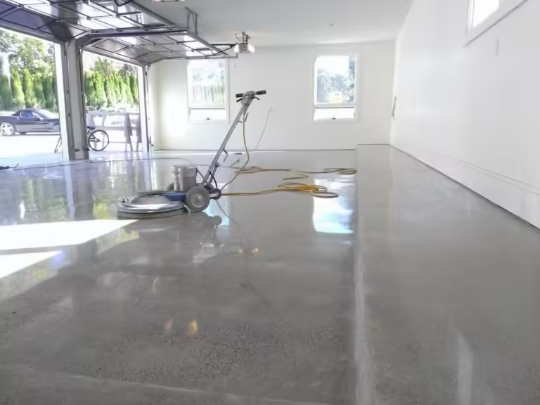 Un suelo de hormigón pulido brillante y reflectante, mostrando la calidad y el acabado profesional de este tipo de pavimento.