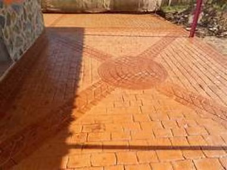 Diseño de hormigón impreso que imita la apariencia de un suelo de ladrillo. Precio del Hormigón Impreso