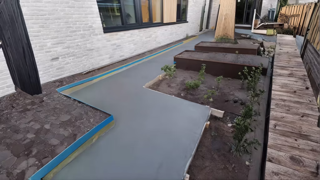 Proceso de aplicación de hormigón pulido en exterior con acabado brillante para superficies modernasAplicación profesional de hormigón pulido en un pasillo exterior, logrando un acabado firme, brillante y de alta durabilidad.