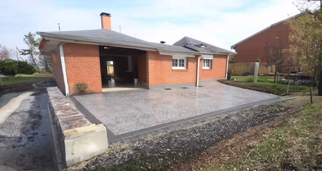 Piso de hormigón estampado con textura de piedra natural sobre la fachada de una casa
