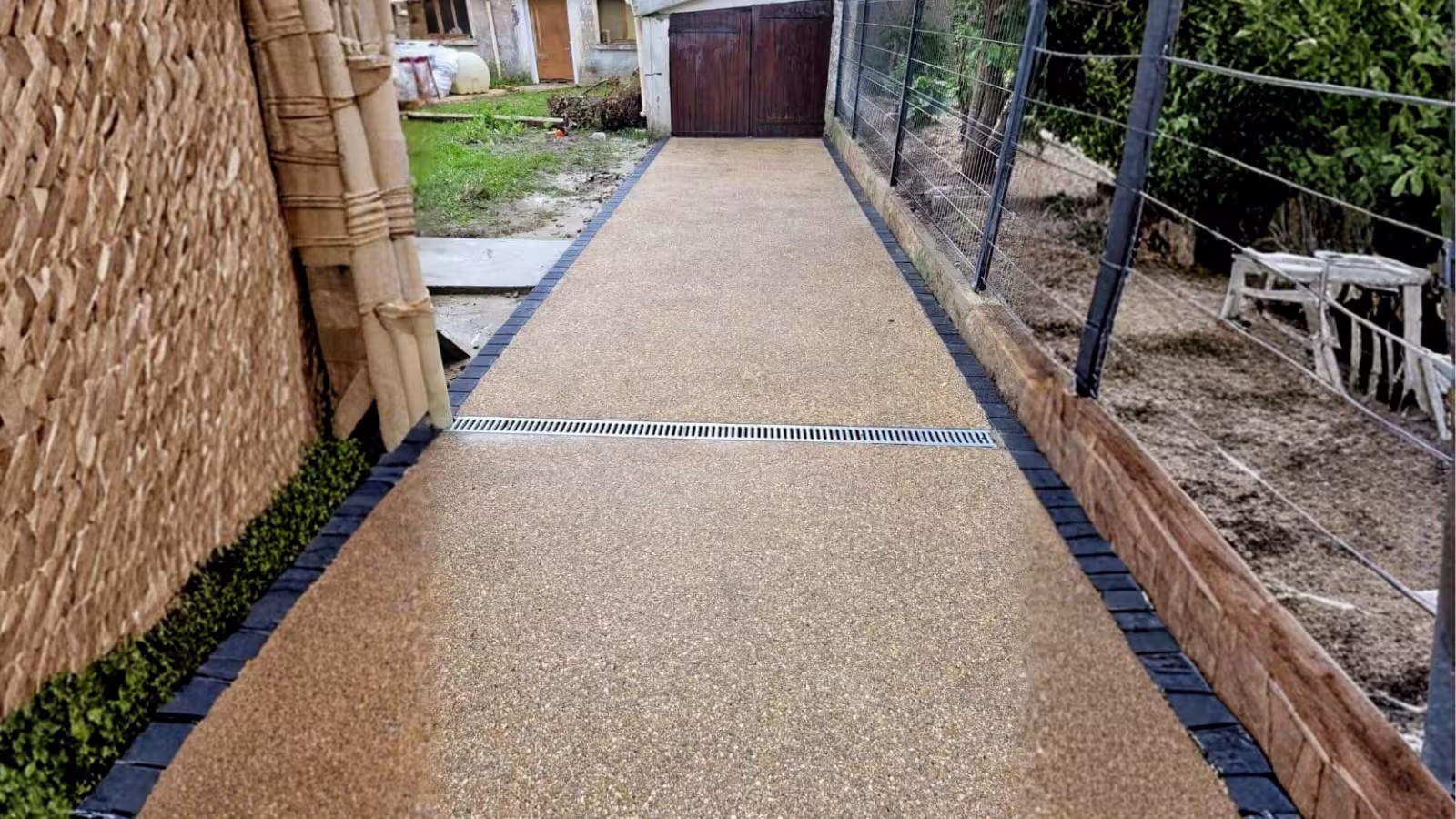 Hormigón desactivado dorado con canaleta central en pasillo exterior