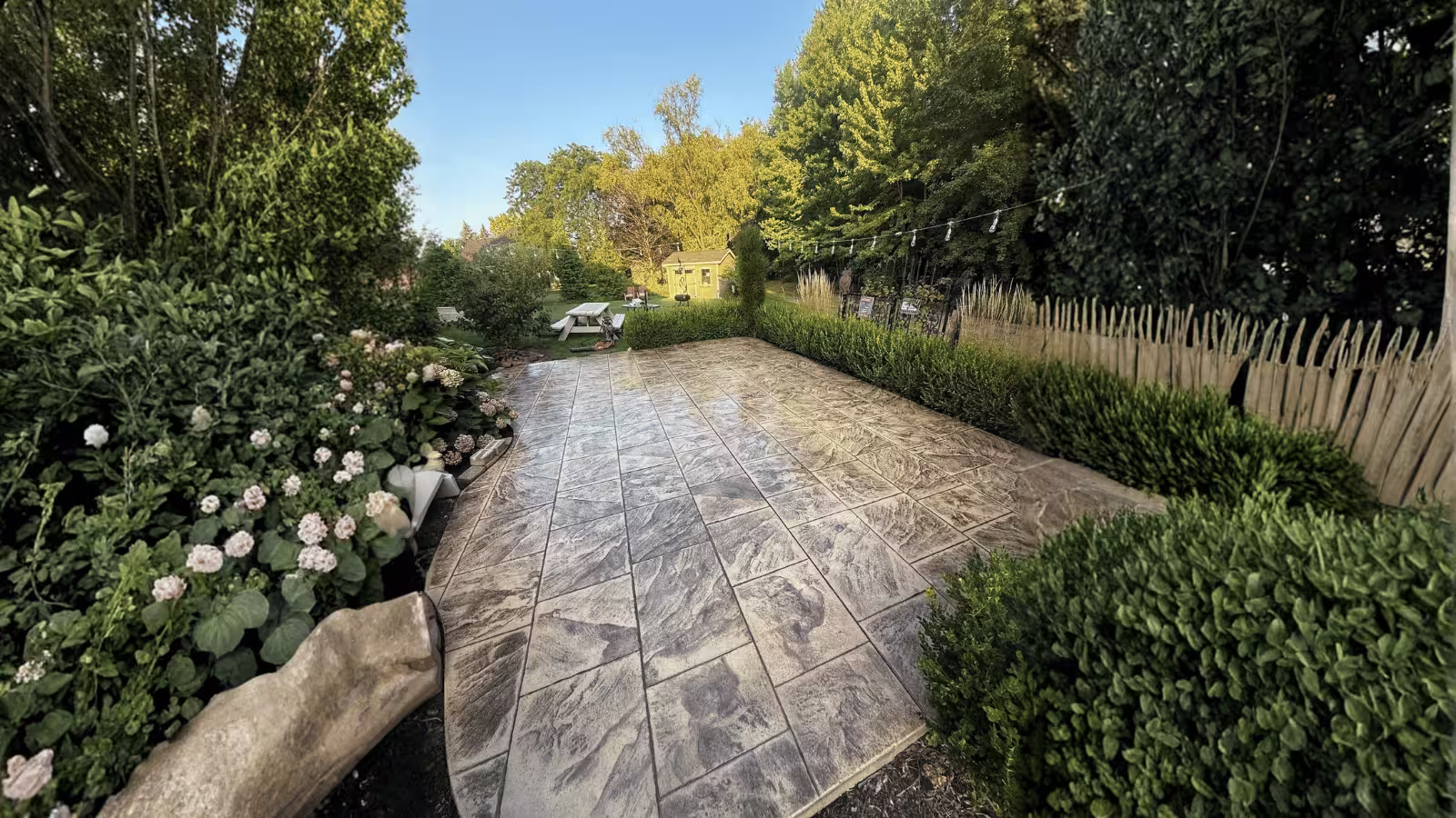 Pavimento estampado decorativo en terraza con diseño texturizado