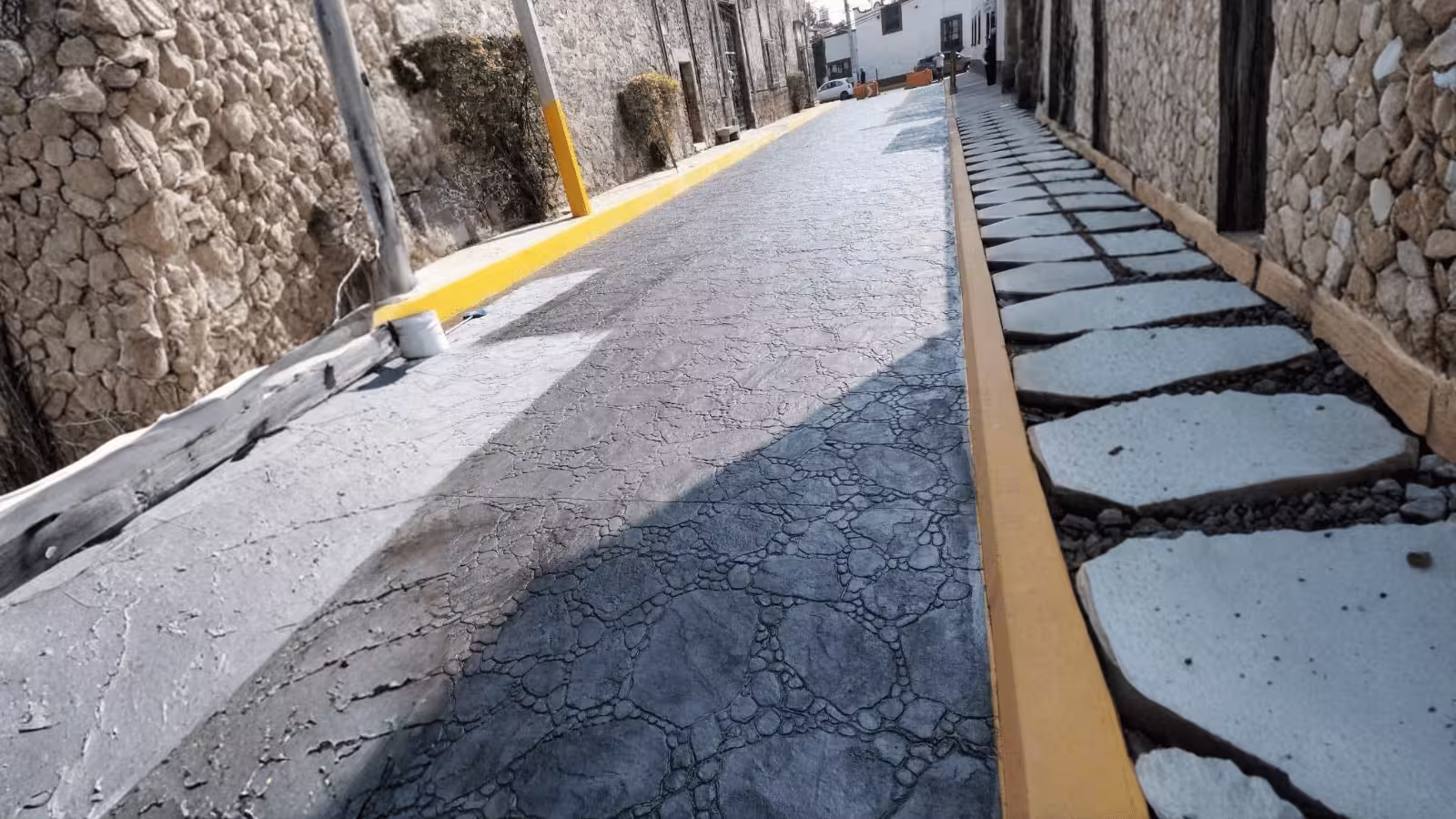 Pavimento estampado con acabado piedra en calle rústica